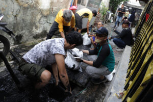 Kerja Bakti “Surabaya Bergerak” Libatkan Para Remaja Kampung 