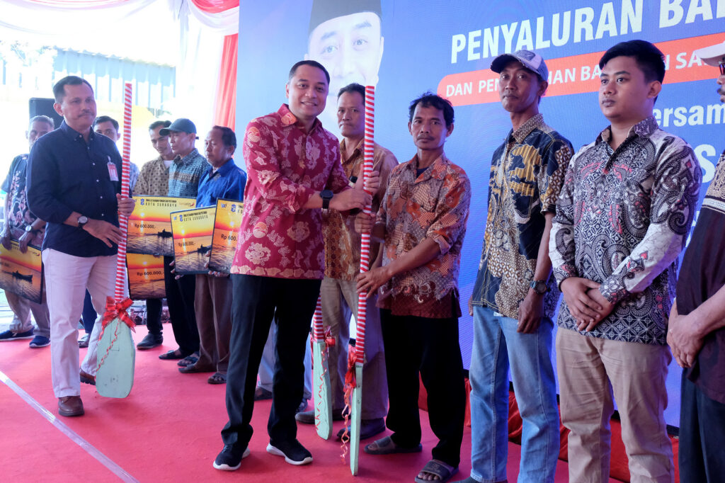 Wali Kota Eri Cahyadi Berikan Bantuan Sosial-Perahu kepada 1.158 Nelayan Surabaya