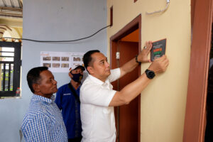 Kunjungi Penerima Manfaat Dandan Omah, Wali Kota Eri Cahyadi Ingin Tahu Keadaan Warga