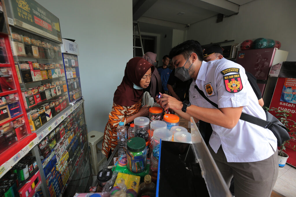 Cegah Peredaran Cukai dan Rokok Ilegal, Satpol PP Surabaya Bersama Bea Cukai Sasar Toko Kelontong