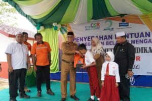 Wabup M.Rusli Serahkan Bantuan Sarana Belajar dari CSR Perusahaan di Tanbu