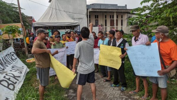 Pertahankan Jalan Desa, Warga Banjar Kemantren dan Jambe Sidoarjo Gelar Demo
