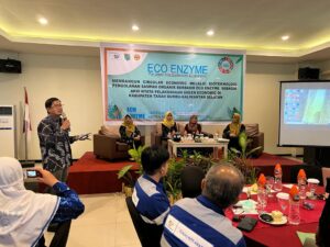DLH Tanah Bumbu Latih Pengelolaan Sampah Lingkungan Berbasis Eco Enzyme