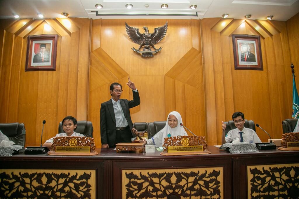 Perkenalkan Aktiftas Legislator ke Pelajar, Ketua DPRD Surabaya Terima Kunjungan Siswa SMP Al-Falah