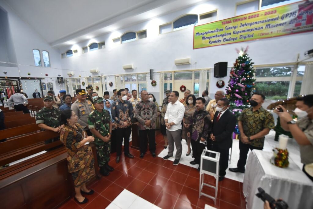 Keliling Gereja Saat Malam Natal, Wali Kota Eri Gaungkan Surabaya Kota Toleransi