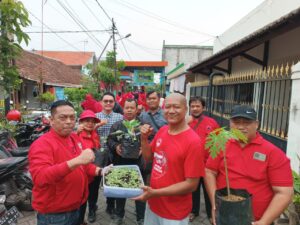 PDIP Surabaya Bagikan Bibit Tanaman Konsumsi di Rumah untuk Swasembada Pangan
