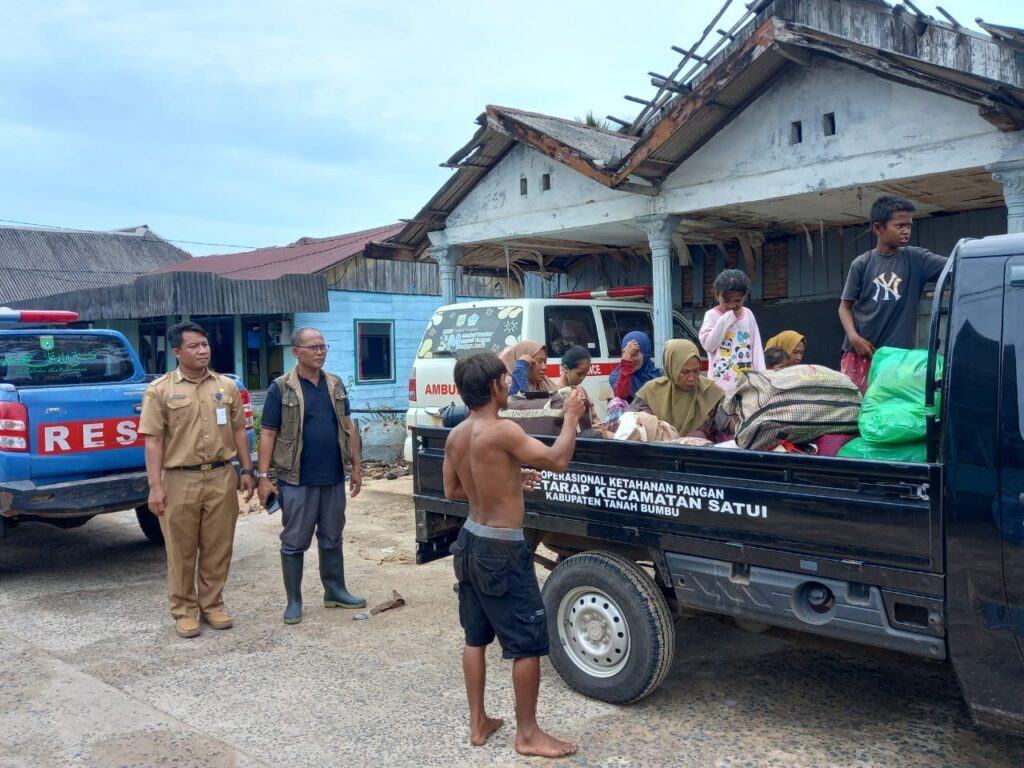 Pemkab Tanbu Serahkan Bantuan ke Dua Kecamatan Terdampak Rob