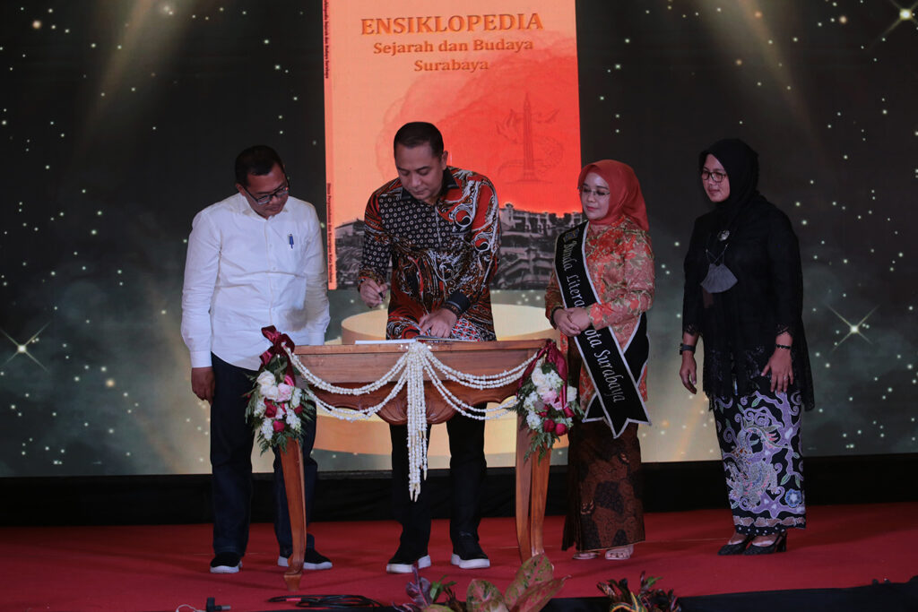Tingkatkan Minat Baca, Wali Kota Eri Cahyadi Kukuhkan Bunda Literasi Surabaya