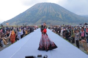 East Java Fashion Harmony Gubernur Khofifah Kenalkan Keberagaman Wastra Batik dan Tenun Khas Jatim ke Kancah Dunia