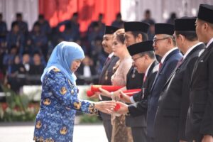 Gubernur Khofifah Serahkan Penghargaan Jer Basuki Mawa Beya Emas, Perak dan Perunggu