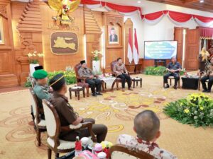 Wagub Emil Serahkan SPT Plt Bupati Bangkalan Ke Mohni