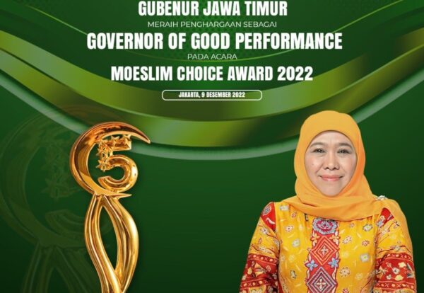 Gubernur Khofifah Terima Penghargaan Moeslim Choice Award 2022