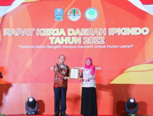 Gubernur Khofifah Raih Penghargaan Pembina Penyuluh Kehutanan dari Menteri LHK