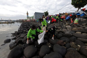 Jaga Kebersihan Lingkungan, Ratusan Siswa SD-SMP Rutin Bersih-bersih Pantai Nambangan