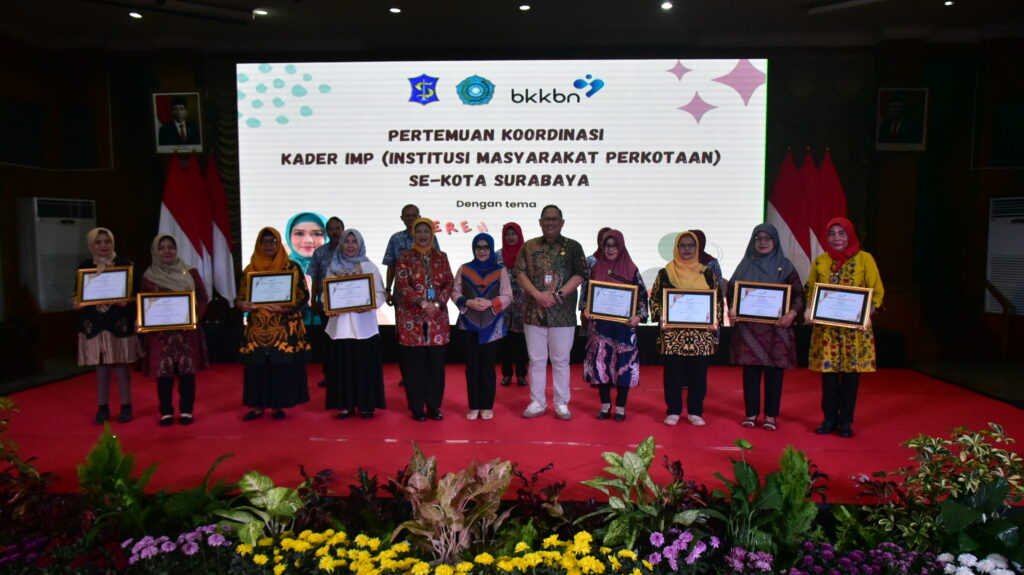 Pemkot Surabaya Serahkan 193 Penghargaan BKKBN untuk Kader IMP yang Puluhan Tahun Dampingi Keluarga