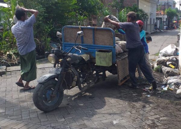 Surabaya Bergerak, 222 Kawasan Perkampungan Serempak Bersihkan Lingkungan Sekitar