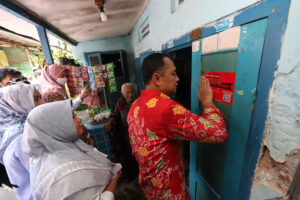 Penempelan Stiker Keluarga Miskin di Surabaya Sudah 79 Persen