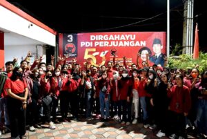 Adi Sutarwijono Berangkatkan Milenial dan Mahasiswa Surabaya Ikut Paduan Suara HUT PDIP ke-50