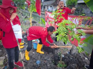 Rawat Kehidupan, PDIP Surabaya Tanam Pohon dan Bersih-Bersih Daerah Aliran Sungai