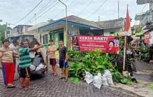Kader PDIP dan Warga Bersihkan Kampung, Adi Sutarwijono: Terus Bergerak di Tengah Rakyat