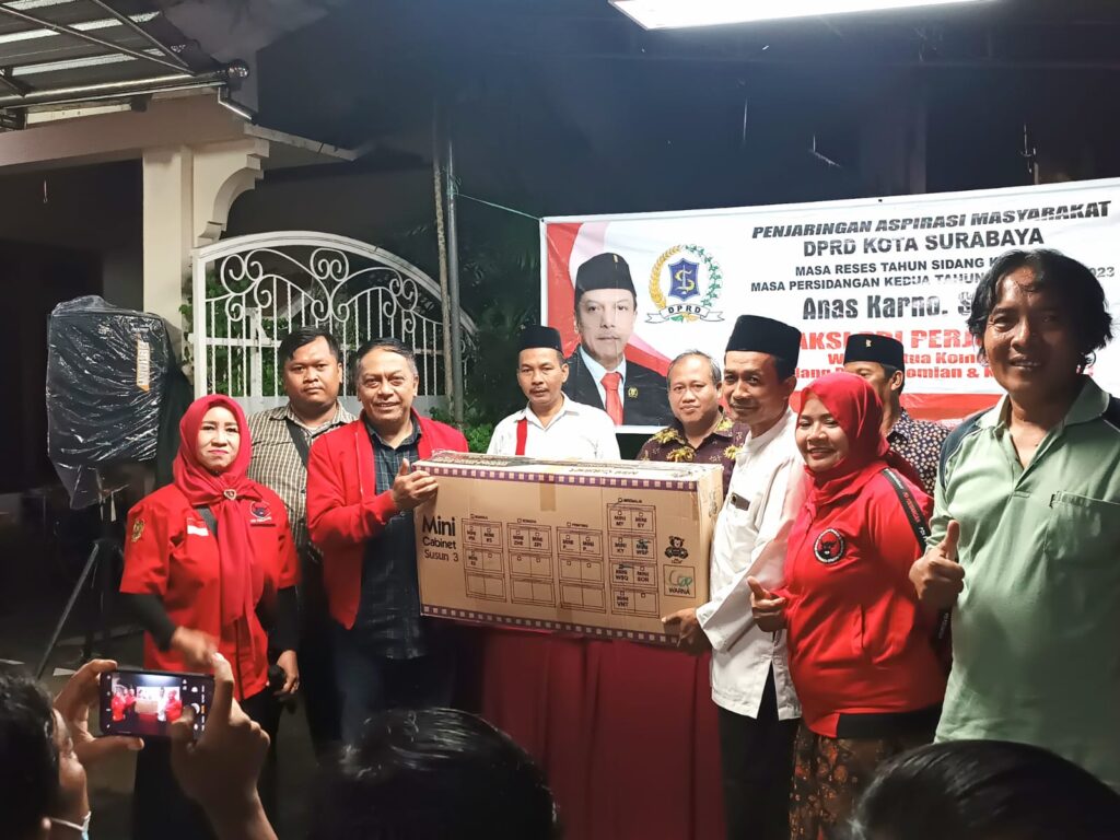 Gelar Reses, Anggota DPRD Surabaya Bantu Kelengkapan RW Hingga Ringankan Beban Mahasiswa