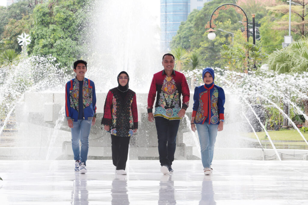Akhir Tahun 2022, Wali Kota Eri Cahyadi bersama Pejabat Pemkot Fashion Show Promosikan Batik Khas Surabaya