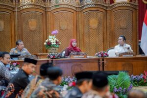 Gubernur Khofifah Bersama Forkopimda Rancang Program Perlindungan Keselamatan Masyarakat Tekan Kecelakaan di Lintasan Rel Kereta Api