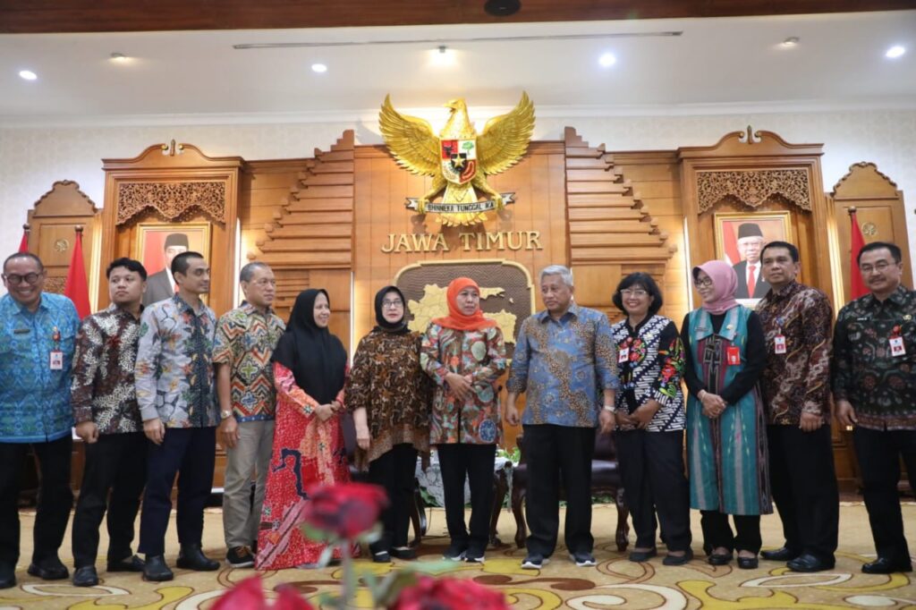 Gubernur Khofifah Dukung Kolaborasi Perdami, Komatda Serta Eyelink Gelar Baksos Operasi Katarak di Jawa Timur