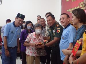 Yayasan Bakti Persatuan, PERPIT Jatim dan PMTS, Bagikan Ratusan Angpau Jelang Imlek 2574