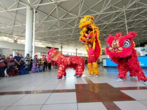 Meriahkan Imlek, Bandara Juanda Hadirkan Penampilan Barongsai Dan Liang-Liong
