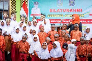 Kunjungi Kampung Maibo, Gubernur Khofifah Sampaikan Kesiapannya Jadi Ibu Asuh Bagi Anak-anak yang Mau Bersekolah di Jatim