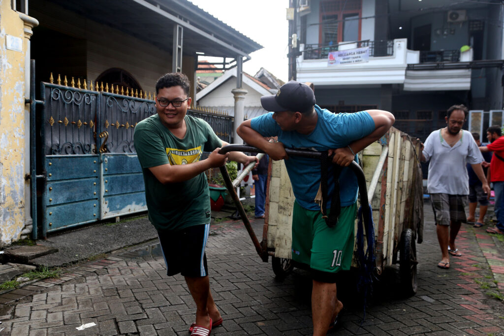 Karang Taruna di Kelurahan Mojo Jadi Ujung Tombak Kerja Bakti Surabaya Bergerak