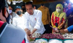 Gubernur Khofifah Dampingi Presiden Jokowi Tinjau Pasar Wonokromo