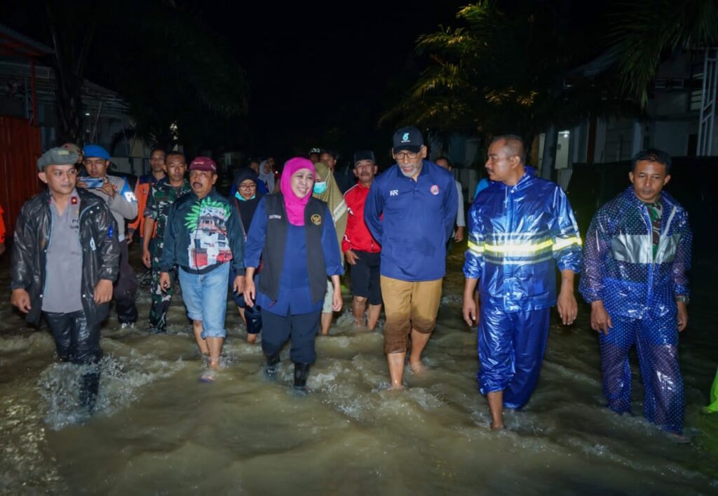 Tinjau Banjir Dampak Tanggul Jebol di Gresik, Gubernur Khofifah Minta  Cek Ulang Saluran dan Penampungan Air Serta Kapasitas Tanggul