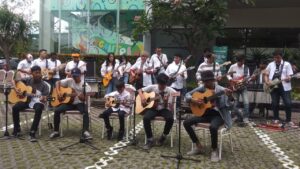 Kolaborasi 50 Gitaris Sehati, Hibur Pengunjung Hotel Regantris Surabaya