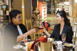 21 Pasangan Nikmati Makan Malam   Dengan Pemandangan Kota Surabaya Dari Lantai 21