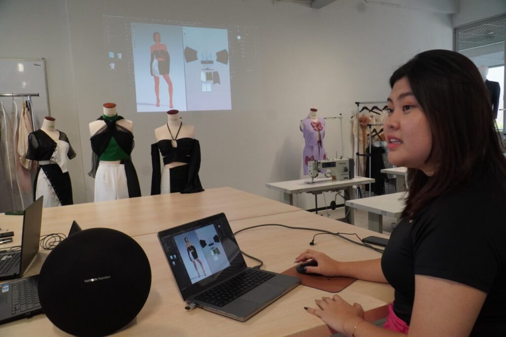 Dukung Sustainable, Mahasiswa PCU Pamerkan Karya Digital Fashion