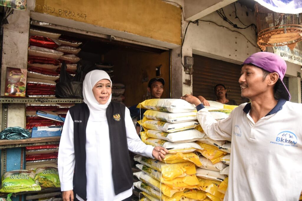 Gelontor 20 Ton Beras pada Operasi Pasar di Sidoarjo, Gubernur Khofifah Minta Pemkab/ Pemko Ikut Perkuat Intervensi Stabilkan Harga Beras