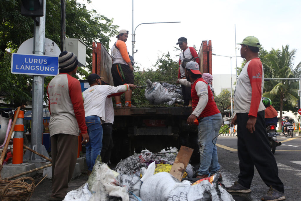Dalam Sehari, Pemkot Surabaya Angkut 700 Ton Sampah Hasil Program Kerja Bakti “Surabaya Bergerak”