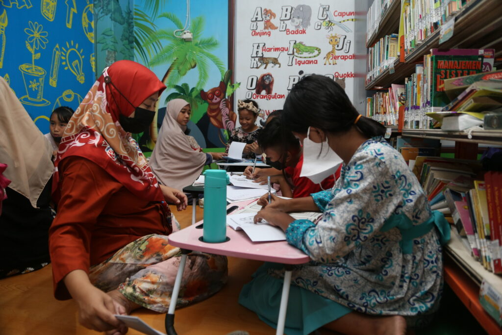 Ciptakan Ruang Belajar yang Aman dan Nyaman, Lokasi “Sinau dan Ngaji Bareng” di Balai RW Surabaya Terus Bertambah