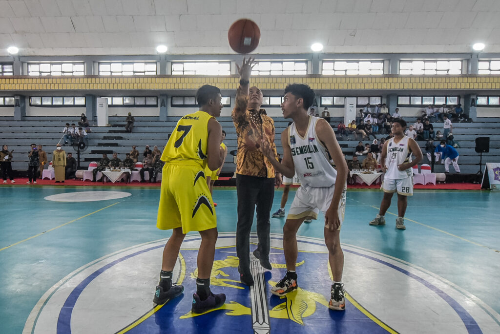 Ratusan Pelajar se-Surabaya Raya Berebut Piala Walikota di Kejuaran Bola Basket