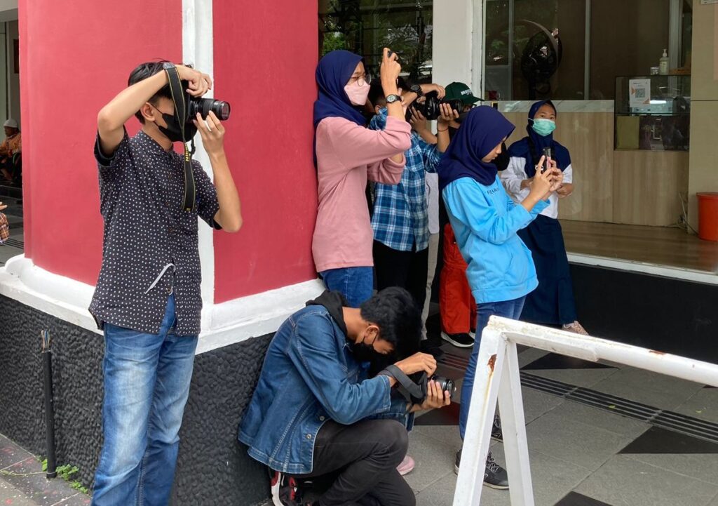 Kembangkan Kreativitas, Dispusip Surabaya Latih Pelajar SMP Fotografi