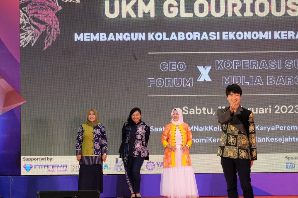 Crazy Rich Peragakan Busana Batik Produk UMKM Surabaya 