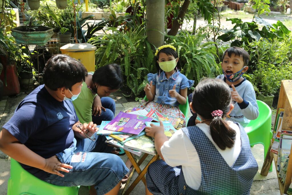 Cegah Ketergantungan Gadget, Anak-anak Surabaya Sudah Difasilitasi 530 Taman Bacaan