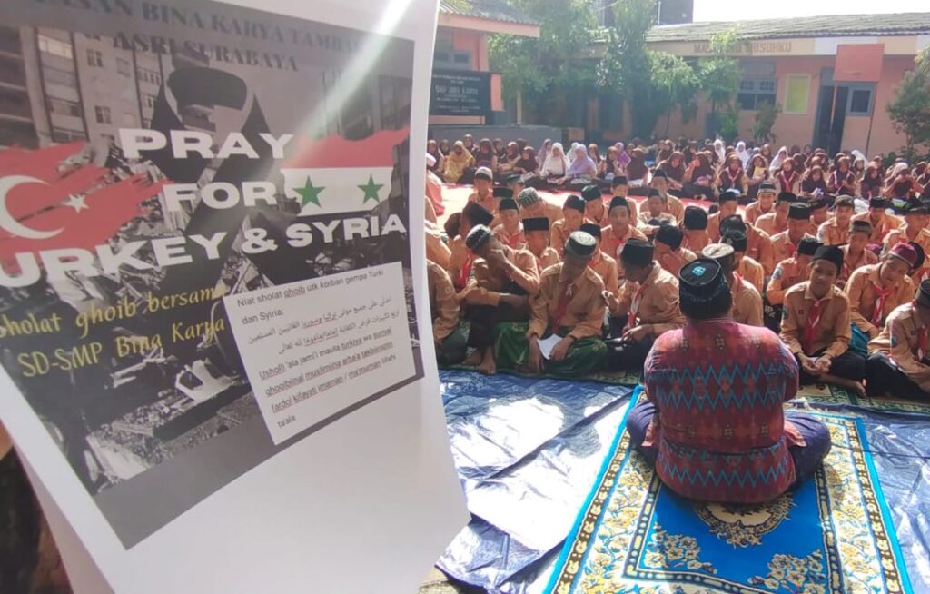 Ratusan Siswa SD-SMP Bina Karya Surabaya Gelar Sholat Ghaib dan Doa Bersama untuk Korban Gempa Turki