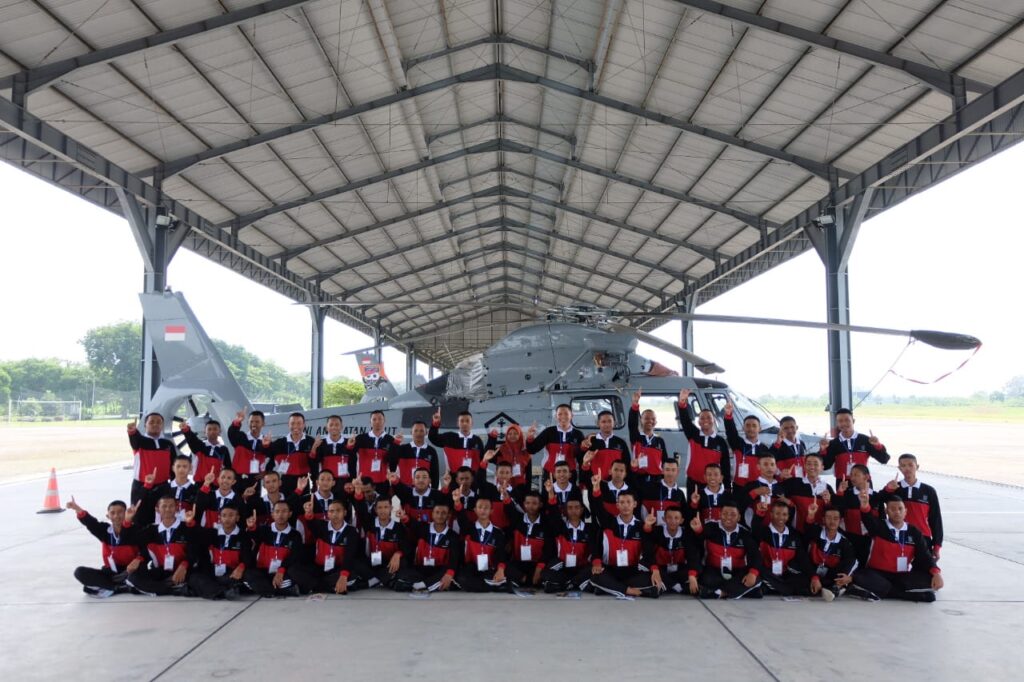 Di Sekolah Kebangsaan, Pelajar Surabaya Dilatih Disiplin hingga Diperkenalkan Helikopter dan Pesawat TNI AL