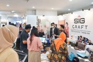 Tas dan Dompet Kulit Produksi UMKM Binaan SIG Jadi Primadona Bazar UMKM untuk Indonesia