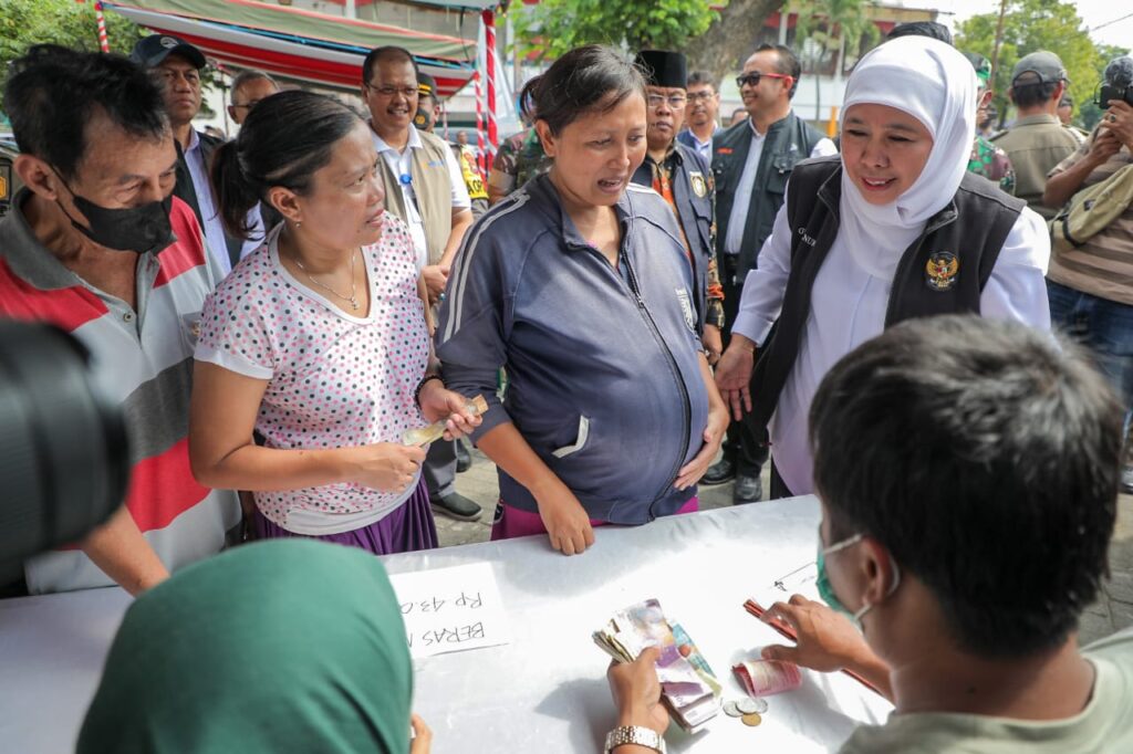 Gubernur Khofifah Gelontor Beras Medium Sebanyak 7 Ton di Operasi Pasar di Pasar Legi Kota Blitar