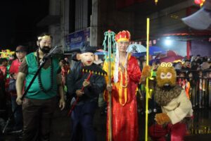 Cu Pat Kay Hibur Warga Yang Kehujanan, Festival Cap Go Meh Surabaya 2023 Berlangsung Meriah