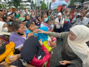 Jelang Ramadan, Gubernur Khofifah Bagikan 650 Paket Sembako untuk Warga Sekitar Kantor Gubernuran